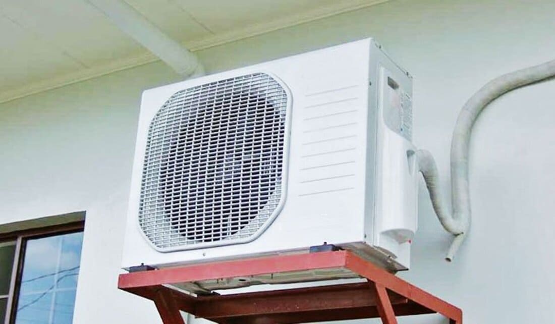 Thông thường lắp cục nóng máy điều hòa thì nên để cách tường của ngôi nhà bạn khoảng 10cm là hợp lý nhất.